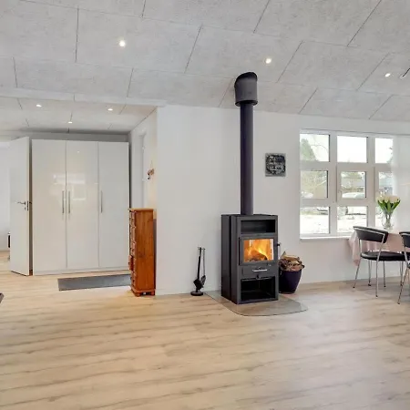 Jurien - 450m From The Sea In Ne Jutland By Interhome Hals